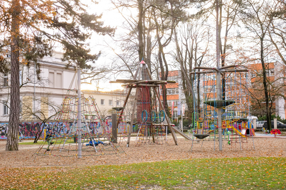 Plac zabaw przy MDK w Opolu [fot. Adam Dubiński]