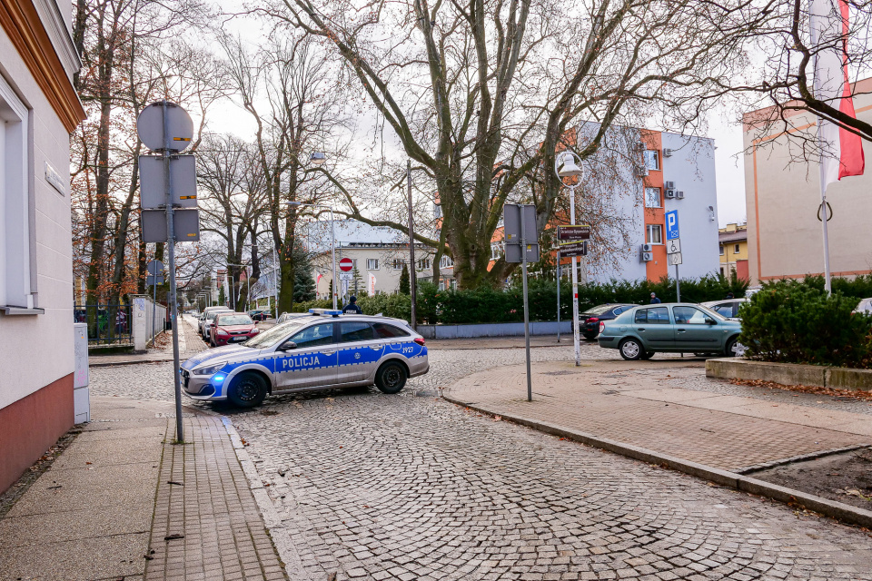 Policja zabezpieczyła teren przed Radiem Opole [fot. Adam Dubiński]