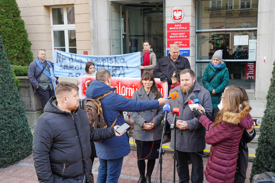 Protest przed opolskim ratuszem przeciwko budowie spalarni w Opolu [fot. Adam Dubiński]
