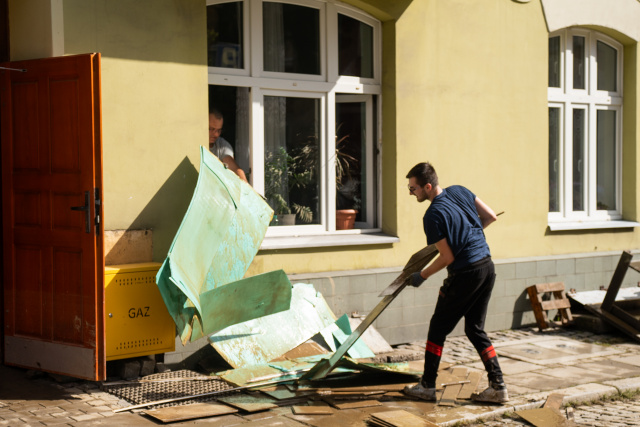 Zostały tylko talerze. Mieszkańcy Nysy sprzątają po powodzi. Miasto odwołuje ewakuację