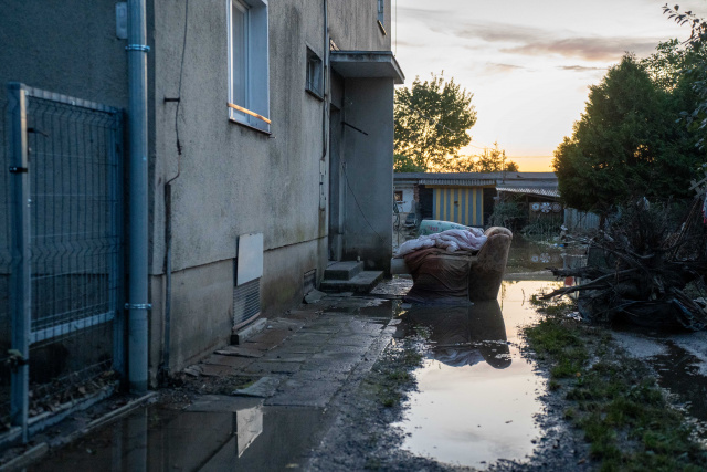 Wronów wciąż pod wodą, ale nie sam. Pomoc dociera z regionu i kraju