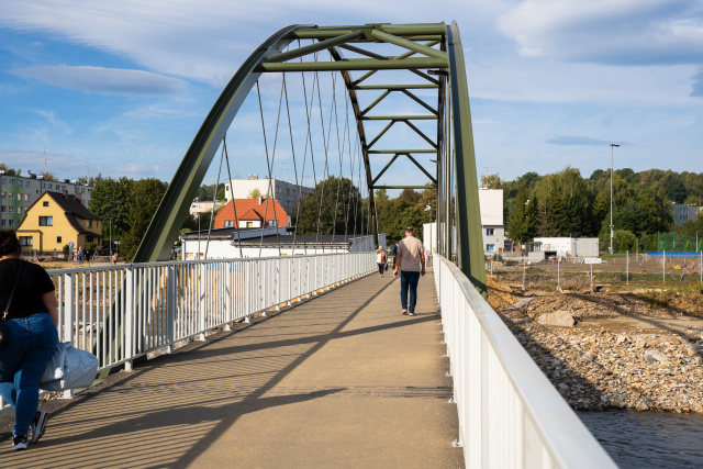 Trudna komunikacja dwóch stron zniszczonych Głuchołaz. Dla pieszych kładka, dla aut prywatny most