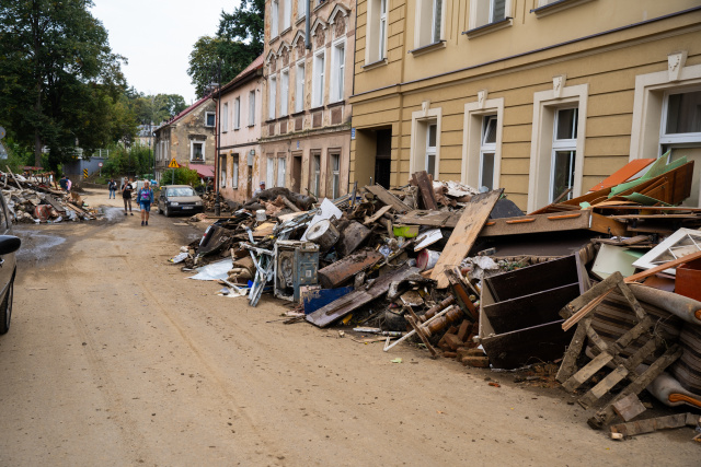 Nie mamy nic. Mieszkańcy ulicy Andersa w Głuchołazach walczą ze skutkami powodzi