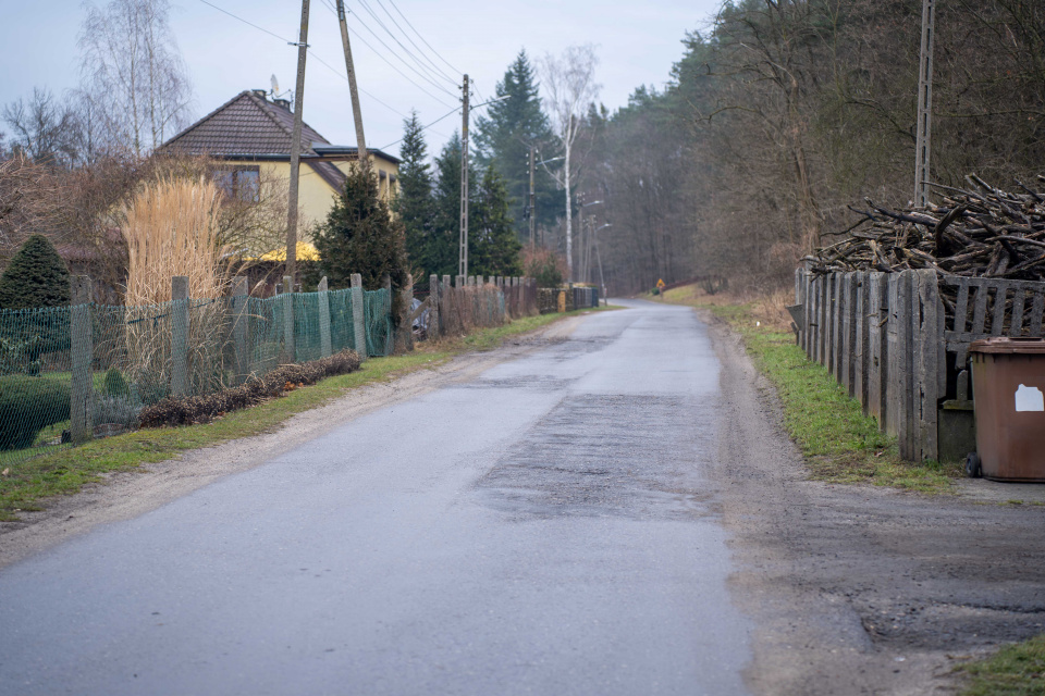Uszkodzenia na drodze w Osowcu [fot. Jarosław Madzia]