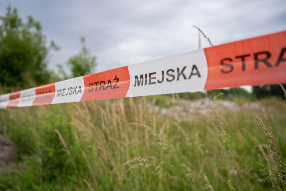 Zabezpieczone miejsce znalezienia niebezpiecznych substancji w Groszowicach [fot. Jędrzej Łuczak]