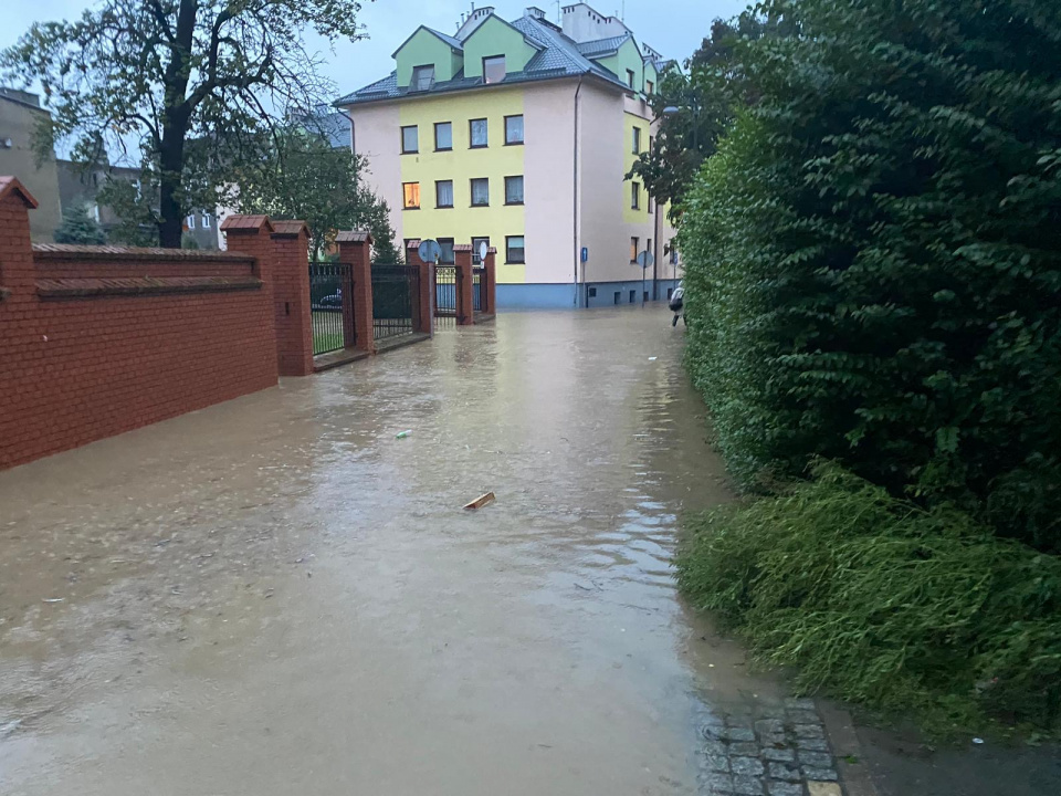 Ewakuacja w Głuchołazach. Woda przelała się przez wały i dostała na rynek [fot. Marcin Boczek]