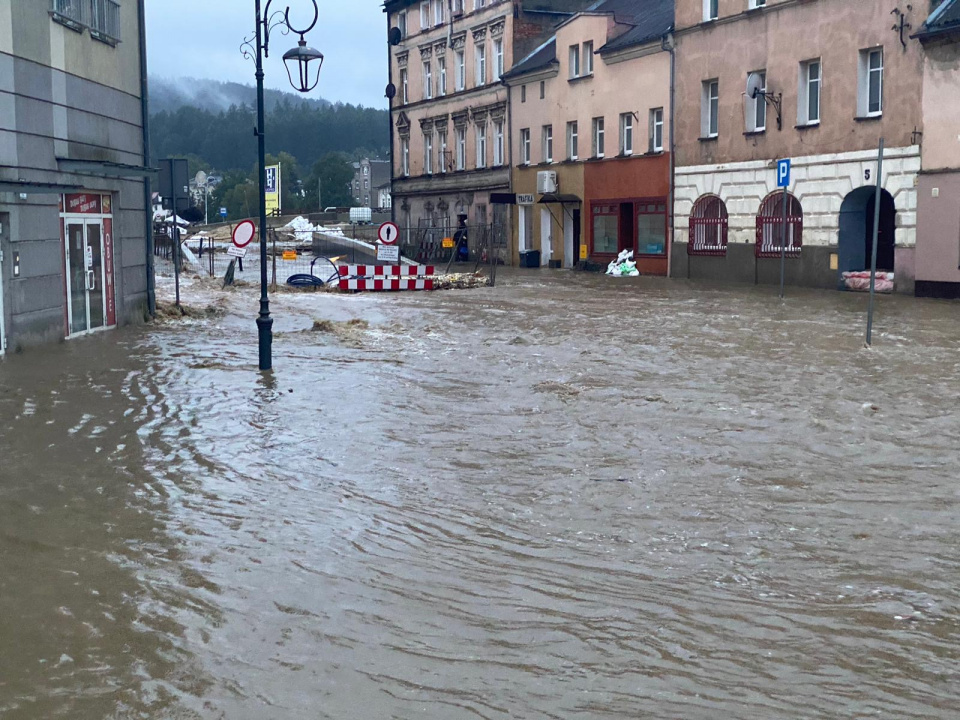 Ewakuacja w Głuchołazach. Woda przelała się przez wały i dostała na rynek [fot. Marcin Boczek]