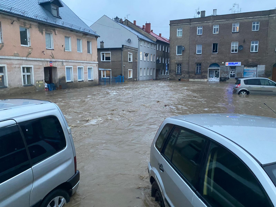 Ewakuacja w Głuchołazach. Woda przelała się przez wały i dostała na rynek [fot. Marcin Boczek]