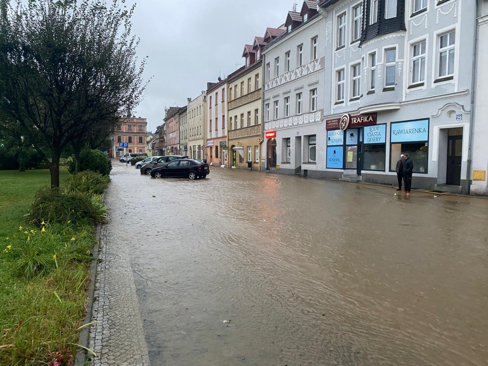 Ewakuacja w Głuchołazach. Woda przelała się przez wały i dostała na rynek [fot. Marcin Boczek]