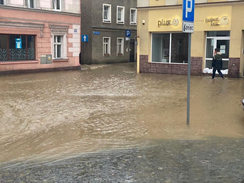 Ewakuacja w Głuchołazach. Woda przelała się przez wały i dostała na rynek [fot. Marcin Boczek]