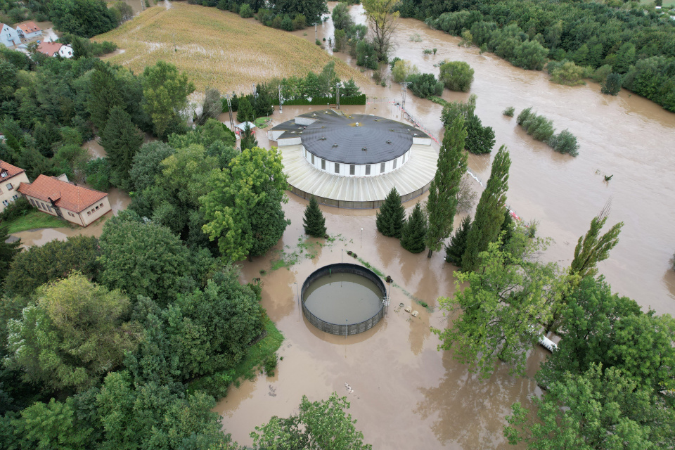 Zdjęcie z godz. 11:00, kiedy oczyszczalnia ścieków w Paczkowie nie była całkowicie zalana (15.09.24.) [fot. Marcin Boczek]