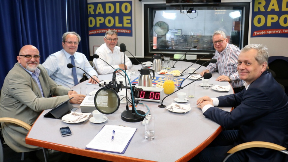 Od lewej: Robert Tistek, Piotr Piaseczny, Antoni Konopka, Leszek Korzeniowski i Sławomir Kłosowski. Niedzielna Loża Radiowa (14.05.2017) [fot. Justyna Krzyżanowska]
