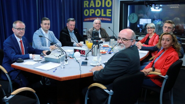 Chowanie szyldów partyjnych i brak chętnych do kandydowania - dyskusja podczas Niedzielnej Loży Radiowej