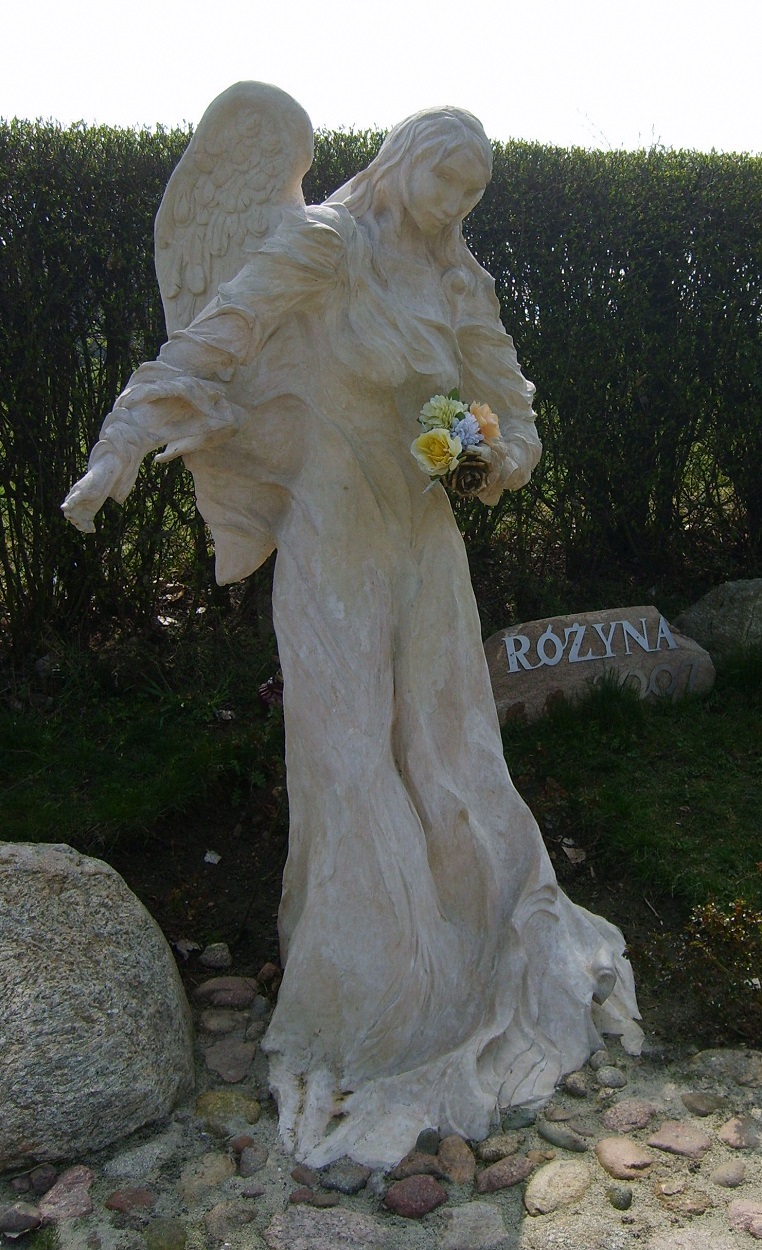Rzeźba „Anioł stróż z Doliny Róż” przy wjeździe do wsi Różyna [fot. Jan Janota]