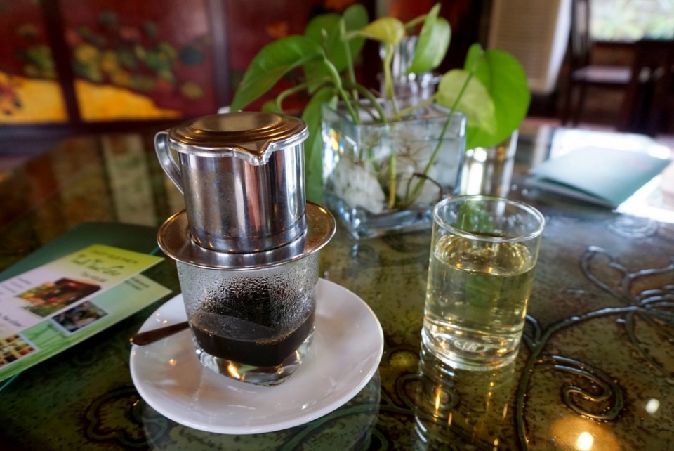 Tradycyjna wietnamska kawa i zielona herbata [fot. Hanna Sobczuk]
