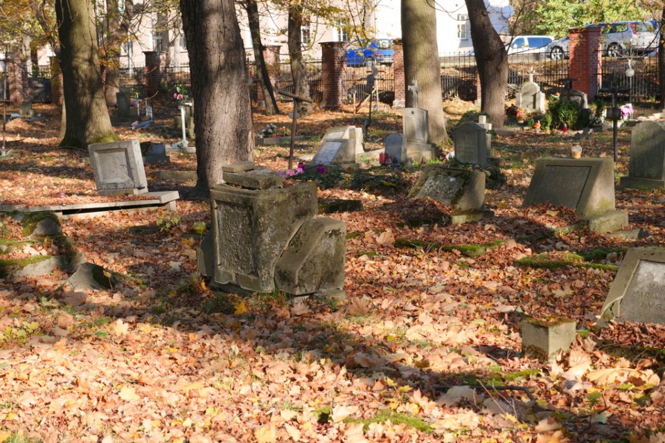 Zniszczone nagrobki na cmentarzu przy Wrocławskiej [fot. Barbara Tyslik]