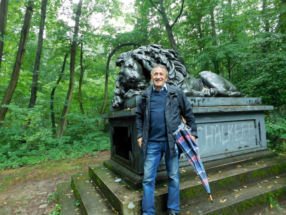 Hubert Kołodziej przed pomnikiem Śpiącego Lwa [fot. Barbara Tyslik]
