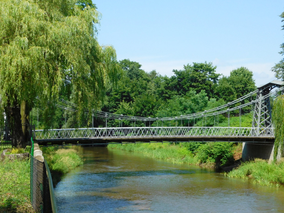 Żelazny most wiszący na rzece Mała Panew widziany od strony Muzeum Hutnictwa [fot. Barbara Tyslik]