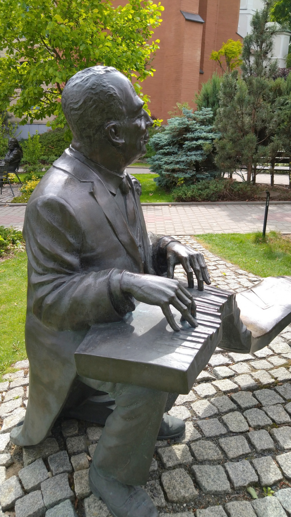 Rzeźba Jerzego Wasowskiego na Wzgórzu Uniwersyteckim [fot. Barbara Tyslik]