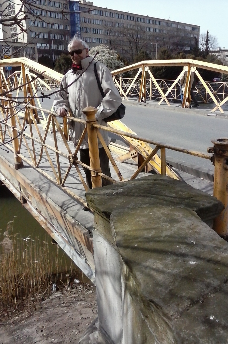 Andrzej Hamada, nestor opolskich architektów, na moście zamkowym, tzw. żółtym w Opolu [fot. Barbara Tyslik]