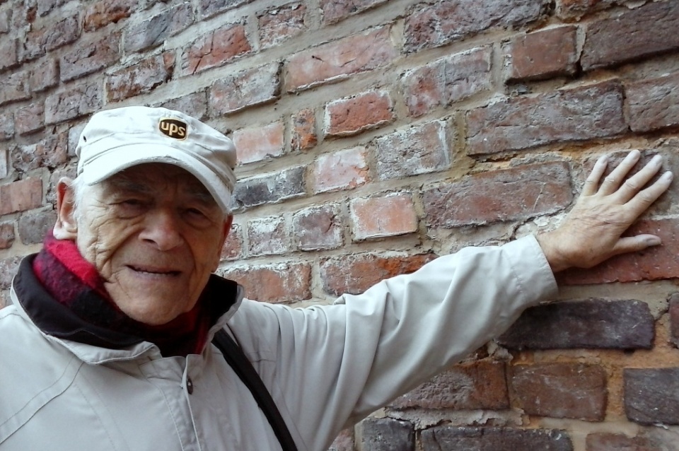 Andrzej Hamada przy murze obronnym W Opolu [fot. Barbara Tyslik ]