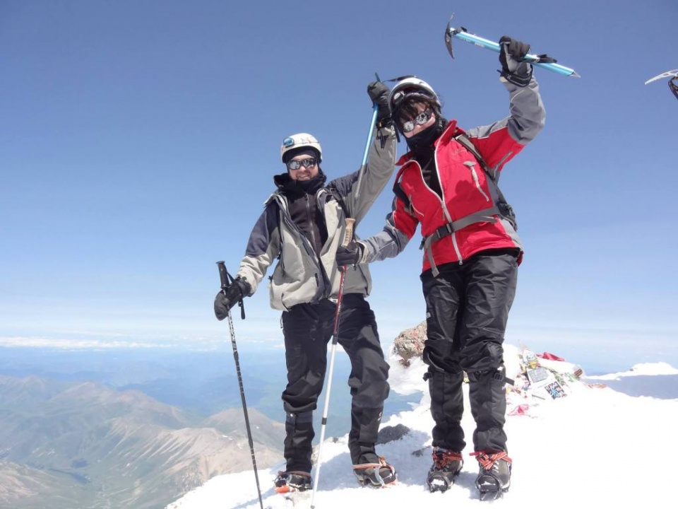 Alicja i Piotr Paciorkowie na szczycie góry Elbrus [ fot. archiwum prywatne Alicji Paciorek]