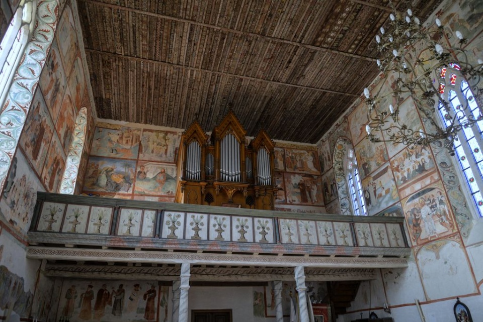 Empora organowa w małujowickim kościele [fot. Mirosław Czoppa]