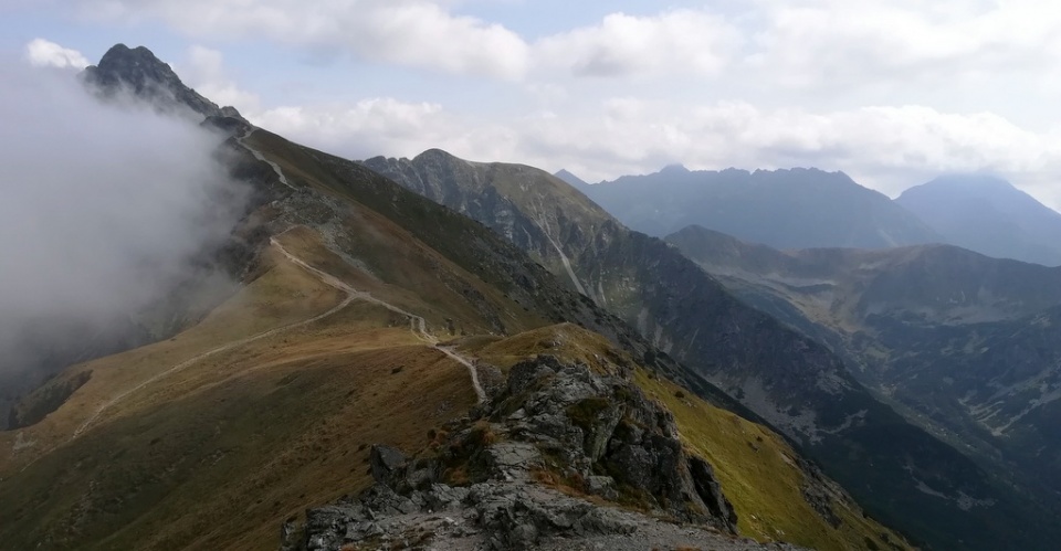 Widok z najdalej wysuniętego na wschód szczytu Tatr-Beskidu (2012 m) w stronę Świnicy [fot. Andrzej Pielich]