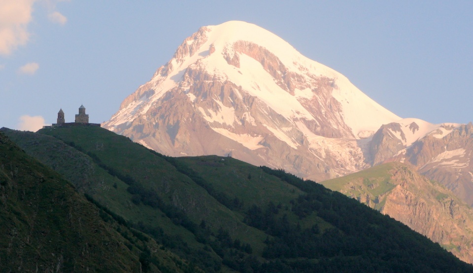 Kazbek (5033,8 m n.p.m.), jeden z najwyższych szczytów Kaukazu [fot. Jacek Michalski]