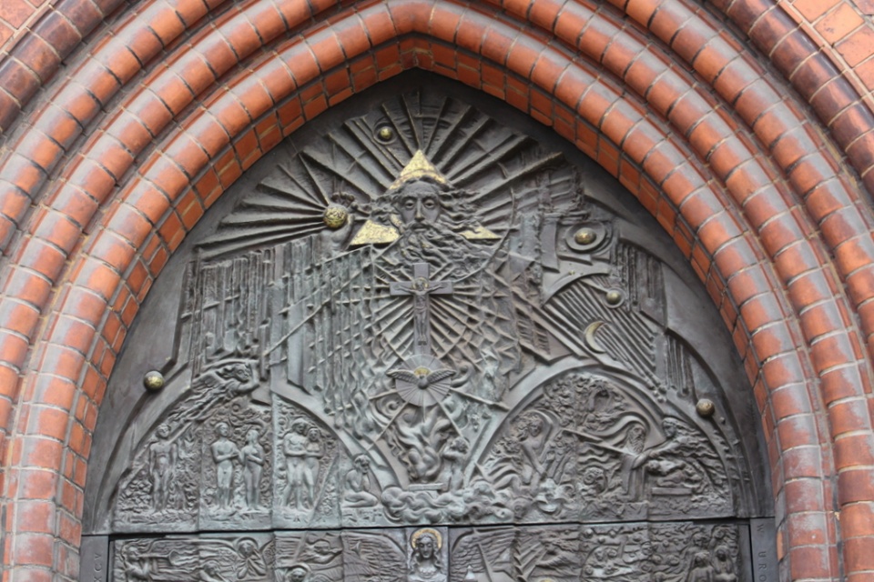 Adolf Panitz, drzwi w opolskiej katedrze jako Symfonia Światła [fot. Barbara Tyslik]