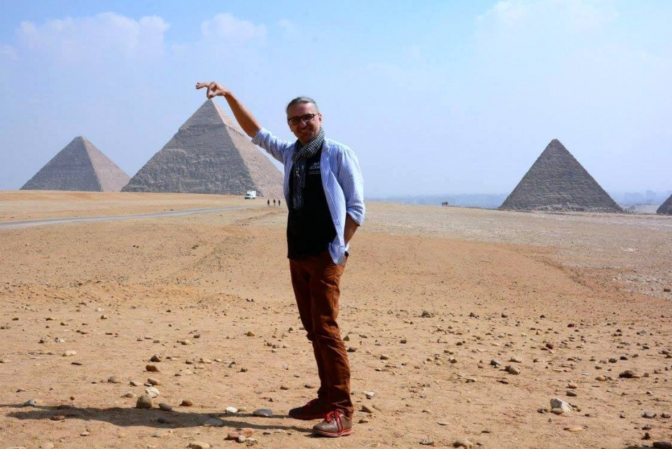 Korneliusz Wiatr w Egipcie przy piramidach w Gizie [fot. arch. prywatne K. Wiatra]