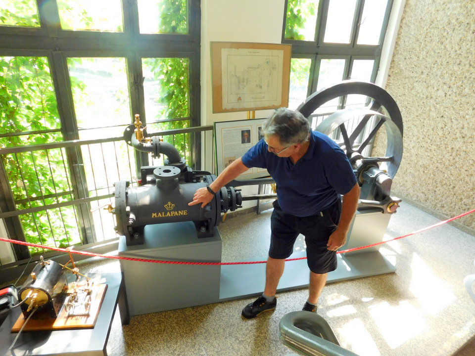 Marek Musiał przy odrestaurowanej maszynie parowej, wyprodukowanej w XIX wieku, w Królewskiej Hucie Malapane w Ozimku [fot. Barbara Tyslik]