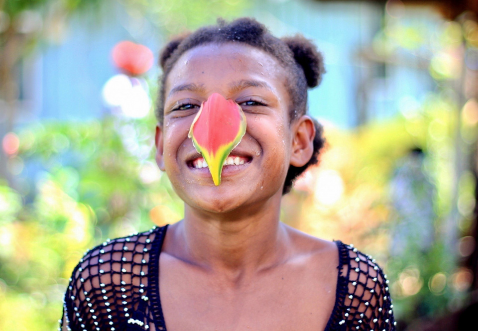 Papuaska z kwiatem bananowca na nosie [fot. Michalina Kupper]