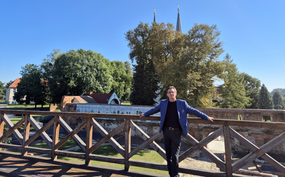 Dariusz Ciapa, na tzw. „trwałej ruinie”, czyli zamku biskupów wrocławskich w Ujeździe [fot. Barbara Tyslik]