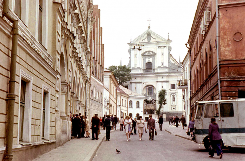 Ulica Ostrobramska Kościół św.Teresy [foto ok 1985, Borys Smirnow-Ruseckij, domena publiczna]