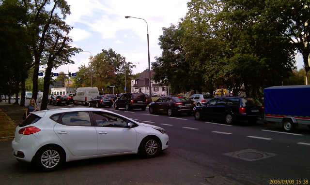 Zatłoczone ulice w Opolu Specjaliści oceniają: Kierowcy krążą, szukając parkingu i tylko jedna osoba w samochodzie