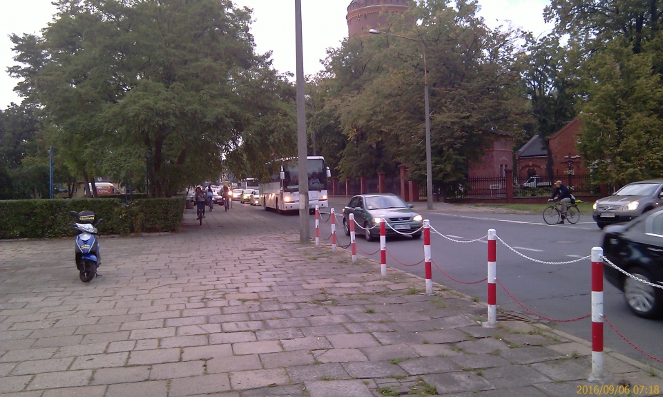 Korek na ulicy Oleskiej w Opolu przed skrzyżowaniem z ulicą Batalionów Chłopskich [fot. Sławomir Kieler]