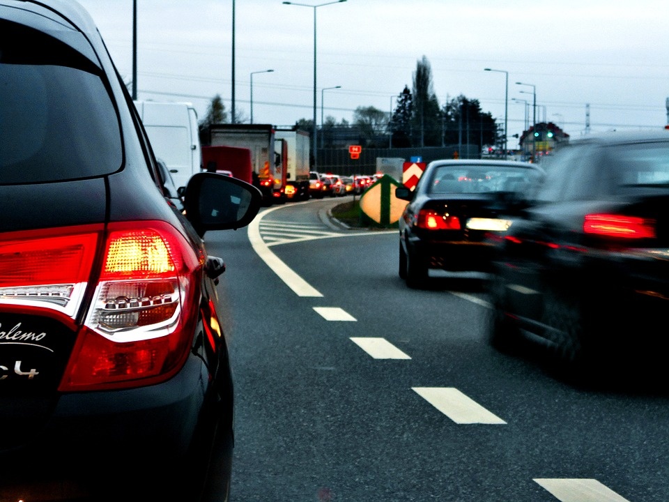 Akcja "Bezpieczni w drodze" - słuchaj nas 1 listopada, będziemy towarzyszyć kierowcom w podróży na groby bliskich[fot. https://pixabay.com/pl]