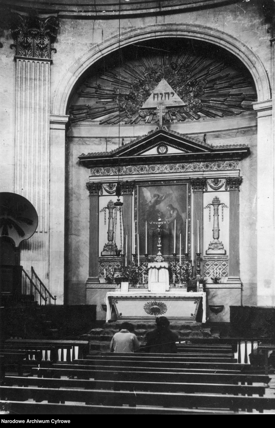 Ołtarz główny z obrazem przedstawiającym Zwiastowanie Najświętszej Maryi Panny autorstwa Josepha Marii Viena. 1925-1939 [Narodowe Archiwum Cyfrowe]