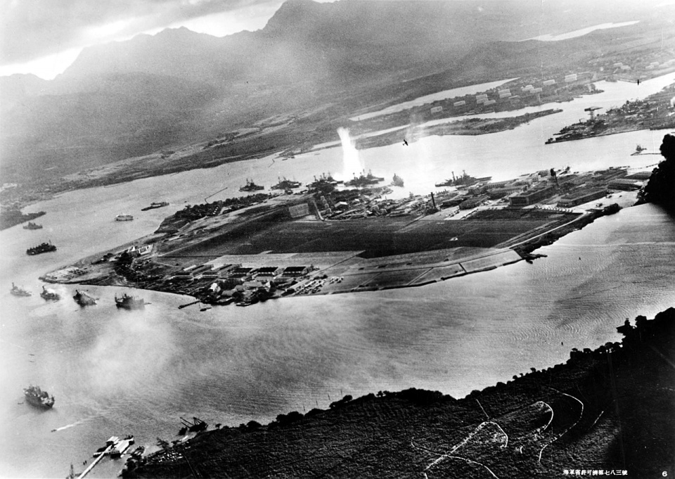 Atak na Pearl Harbor 7.12.1941 [Imperial Japanese Navy - Official U.S. Navy photograph NH 50930.]