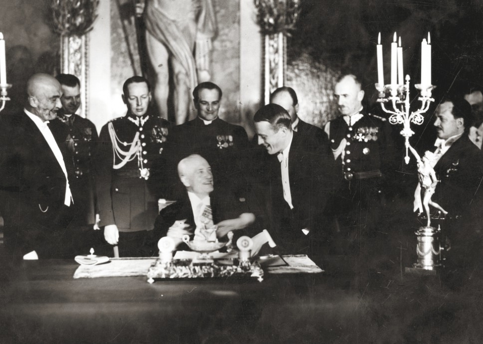 Prezydent Ignacy Mościcki podpisuje konstytucję kwietniową 23 kwietnia 1935 [fot. domena publiczna]