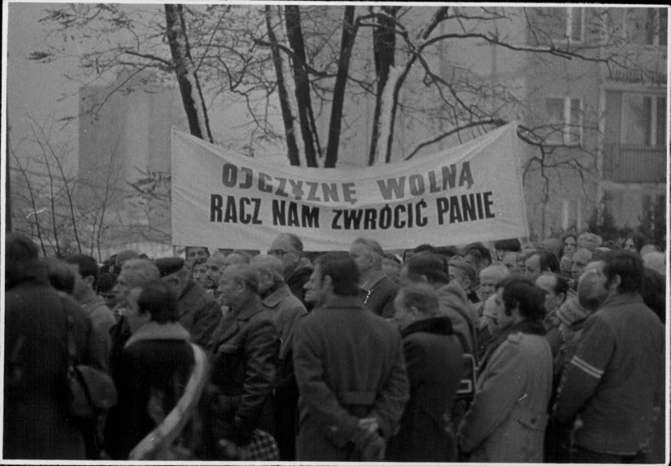 Fotografia z obchodów Dnia Niepodległości w Bielsku-Białej w dn. 11 XI 1981 r. [źródło: mojaniepodlegla.pl, fot. IPN Ka 047/1020]