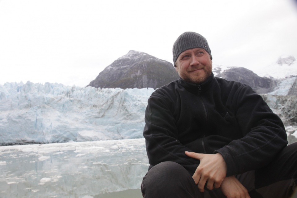 Tomasz Łopata na lodowcu na Antarktydzie. {fot. arch T. Łopata