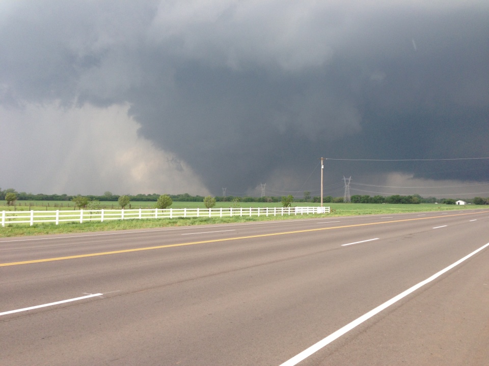Tornado w Oklahomie / by Ks0stm/Wikimedia Commons, CC BY-SA 3.0, https://commons.wikimedia.org/w/index.php?curid=26208536