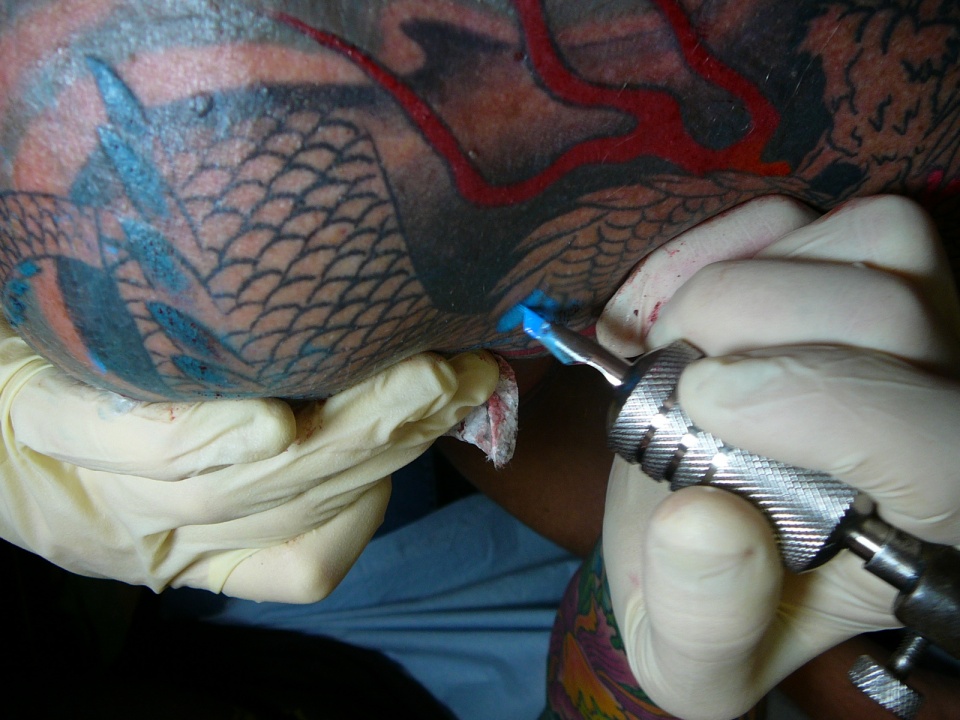 Powstawanie tatuażu / by Michael Deschenes - Praca własna, Domena publiczna, https://commons.wikimedia.org/w/index.php?curid=1235591