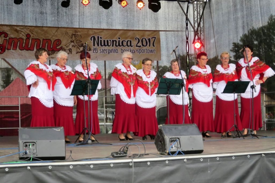Edyta Wąs (pierwsza z prawej) z zespołem z Domaszkowic [fot. Dorota Kłonowska]