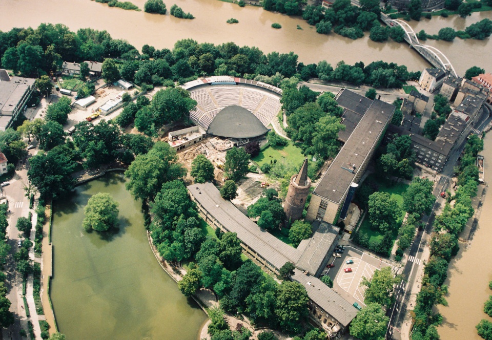 Amfiteatr podczas powodzi 1997 [Archiwum Regionalnego Zarządu Gospodarki Wodnej we Wrocławiu]