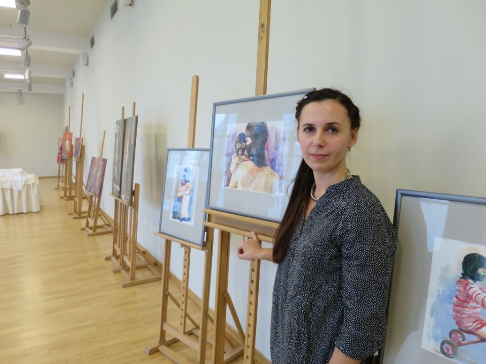 Ołena Nesen na wystawie ukraińskiego artysty Vitalija Dowgasenko w NDK. [fot. Dorota Klonowska]