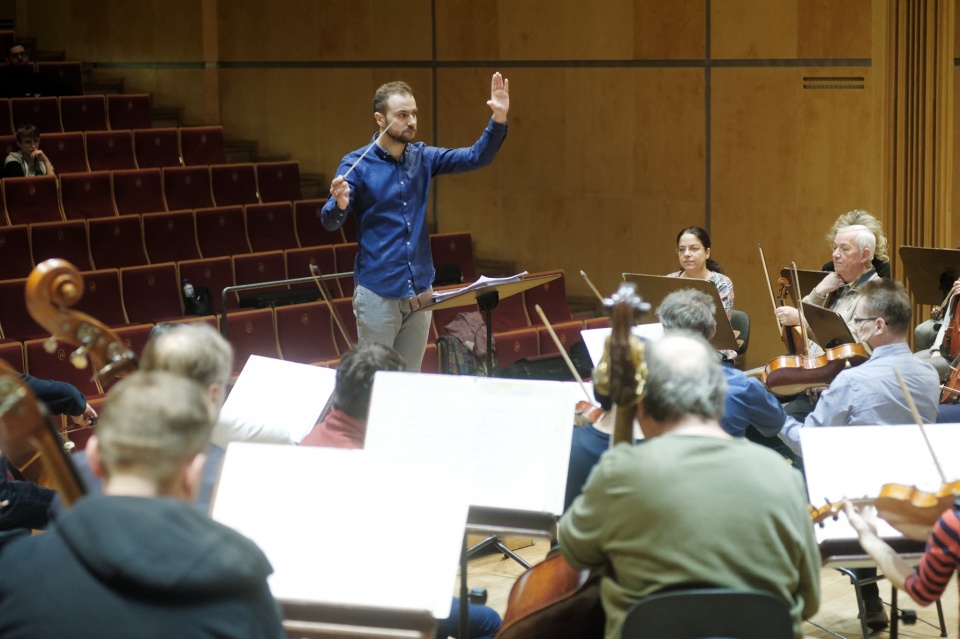 Jakub Chrenowicz podczas próby [fot. Michał Grocholski/Filharmonia Opolska]