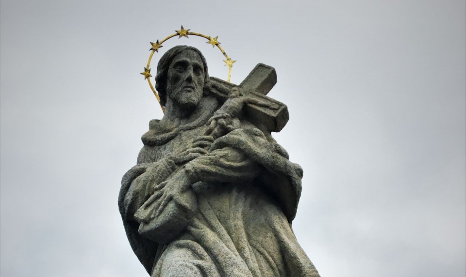 Pomnik św. Jana Nepomucena w Jarnołtówku w drodze na Kopę Biskupią [fot. Paweł Konieczny]